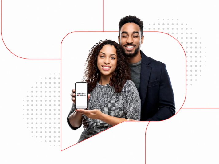 Casal usando app Assina Cidades SP